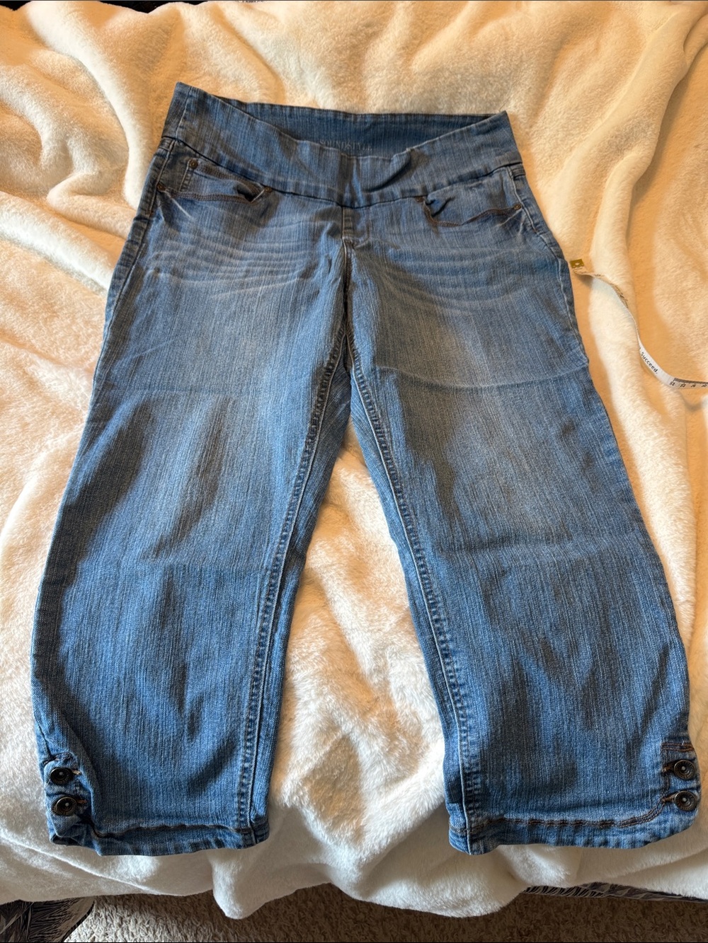Women’s Blue Denim Capri Jeans